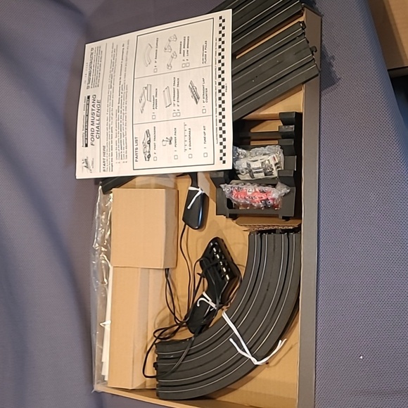 2006 Life Like Ford Mustang Challenge HO Scale Electric Slot Car Racing Set - Picture 3 of 13